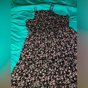 Hii I’m selling a nice maternity dress the size is XL it’s very nice feeling.